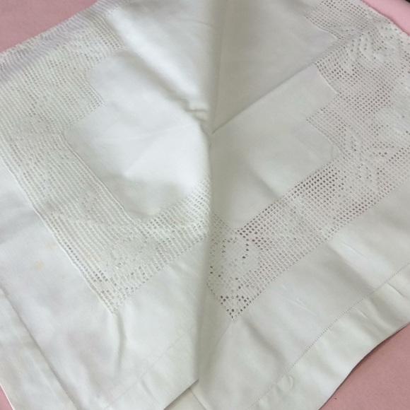 FINAL SALE PRICE Vintage Lace Insert Tablecloth/Topper - Picture 4 of 5